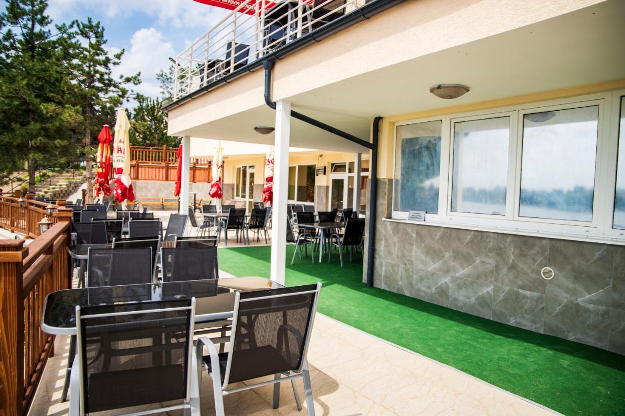 Hotel Zatoka Сенец Экстерьер фото