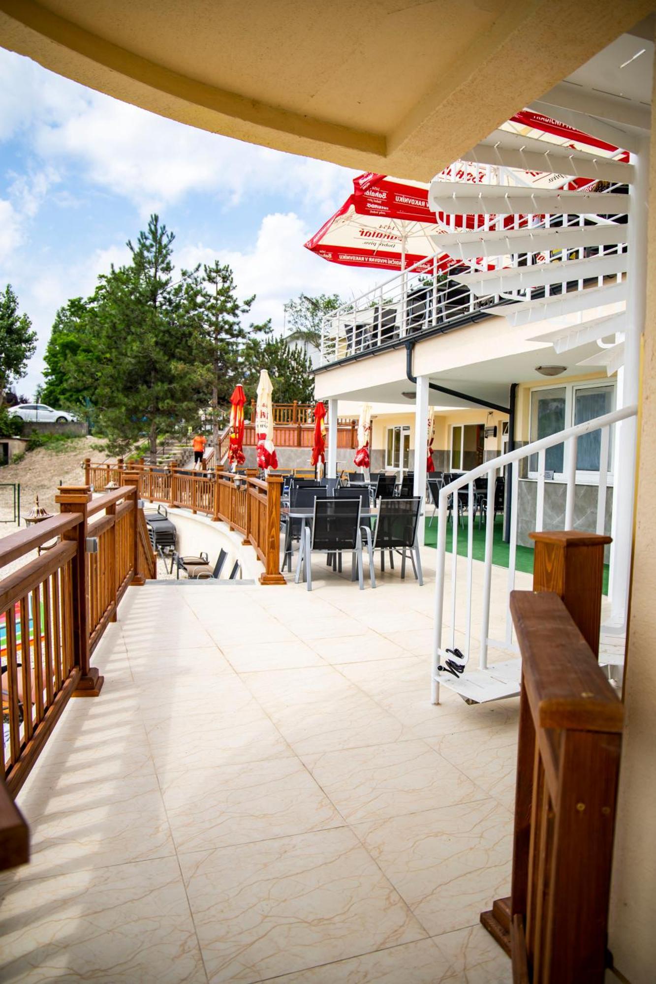 Hotel Zatoka Сенец Экстерьер фото