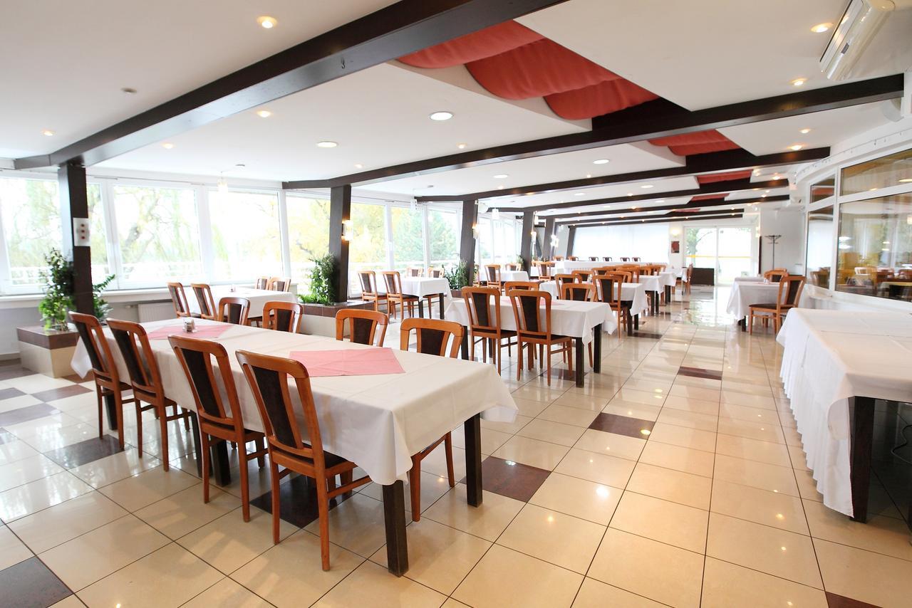 Hotel Zatoka Сенец Экстерьер фото