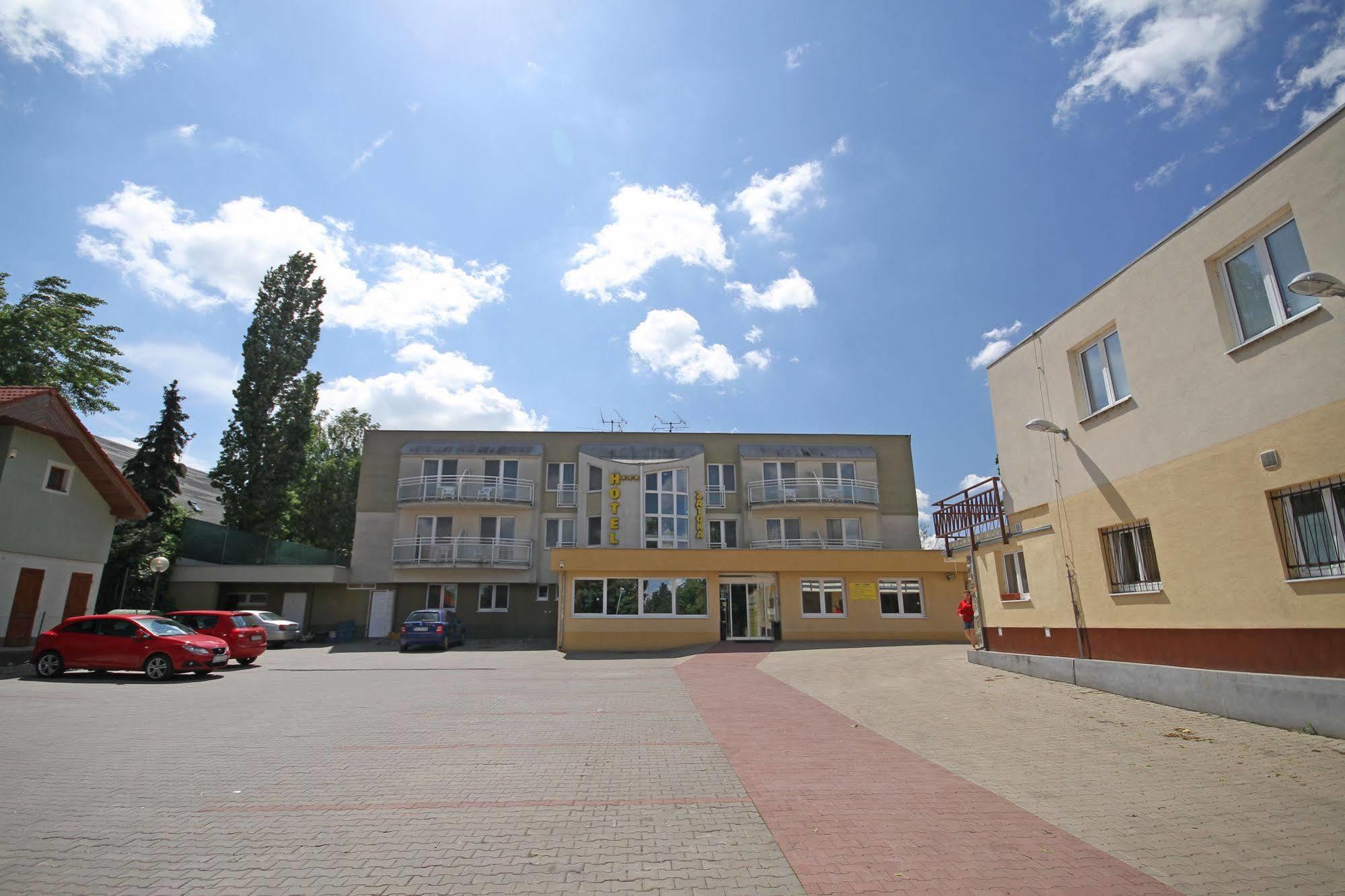 Hotel Zatoka Сенец Экстерьер фото