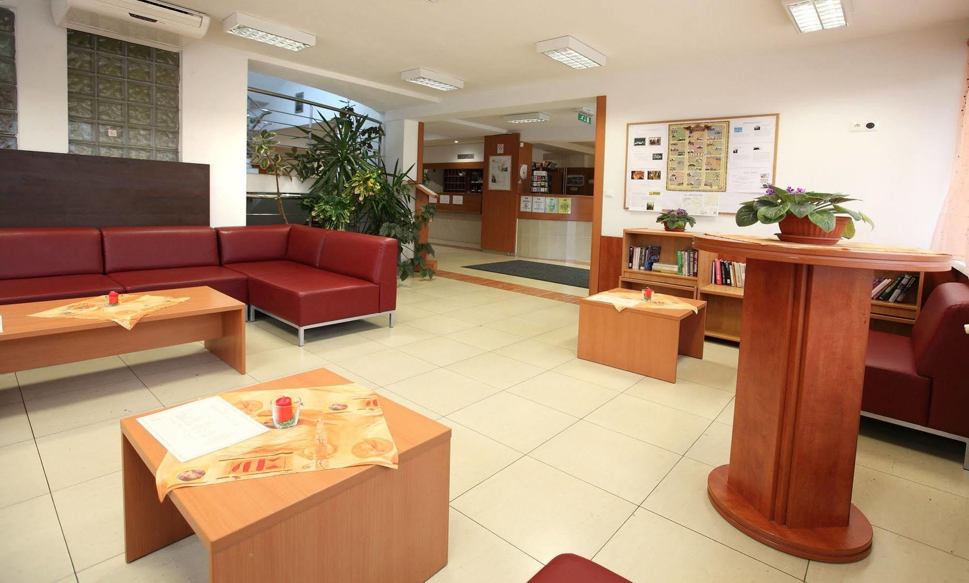 Hotel Zatoka Сенец Экстерьер фото
