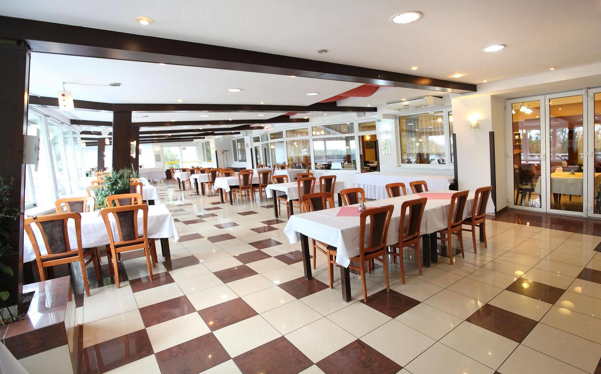 Hotel Zatoka Сенец Экстерьер фото