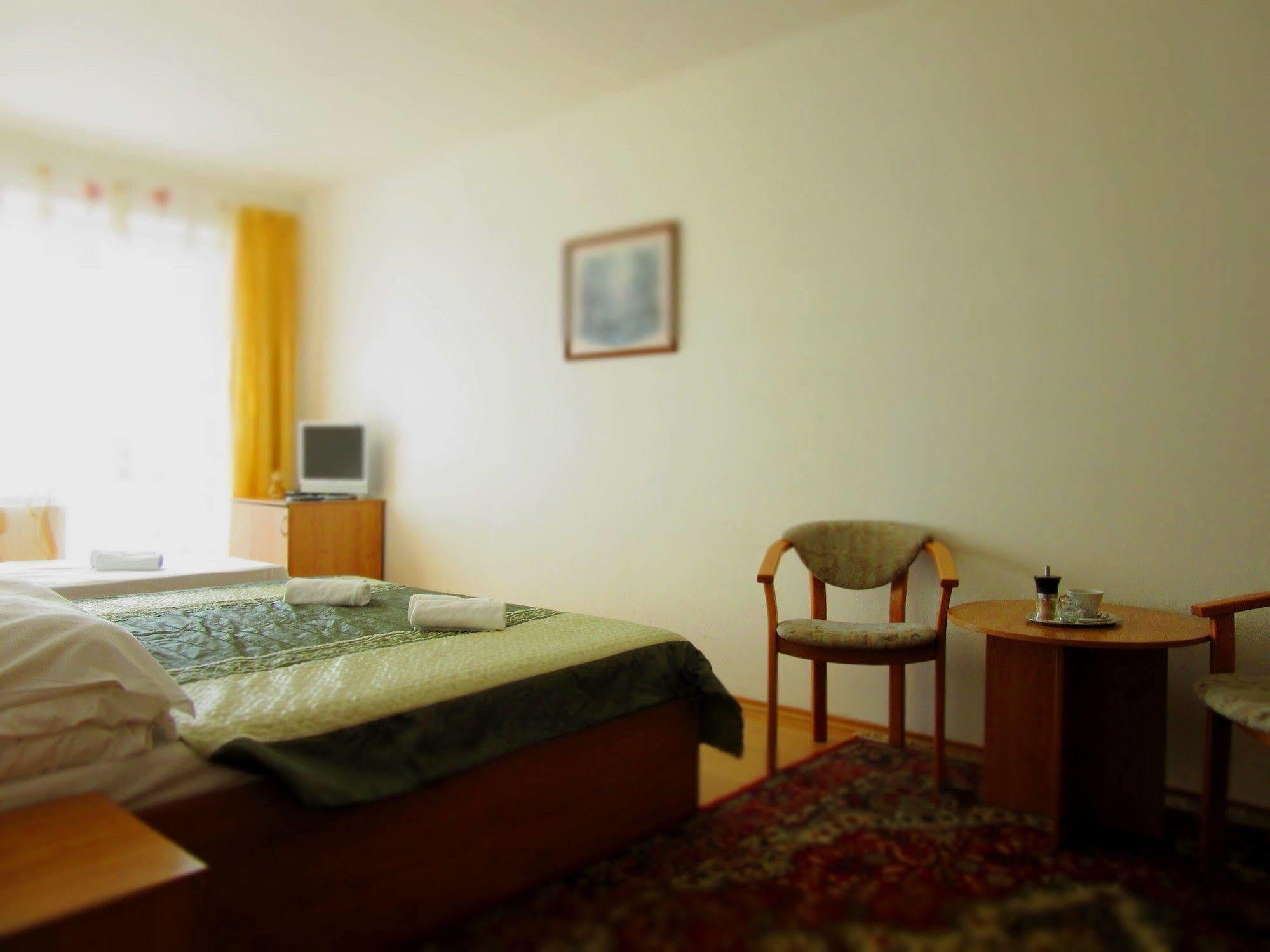 Hotel Zatoka Сенец Экстерьер фото