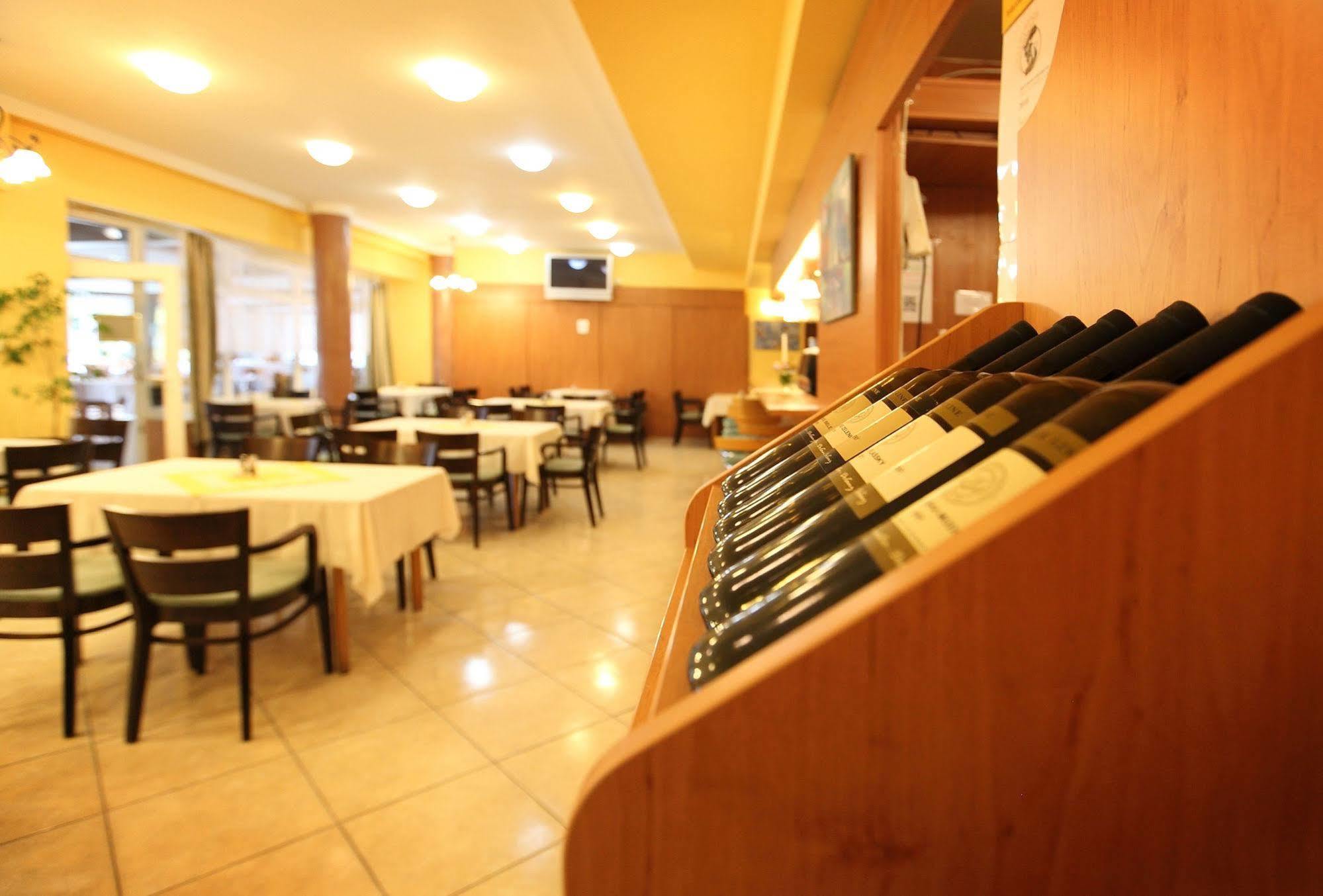 Hotel Zatoka Сенец Экстерьер фото