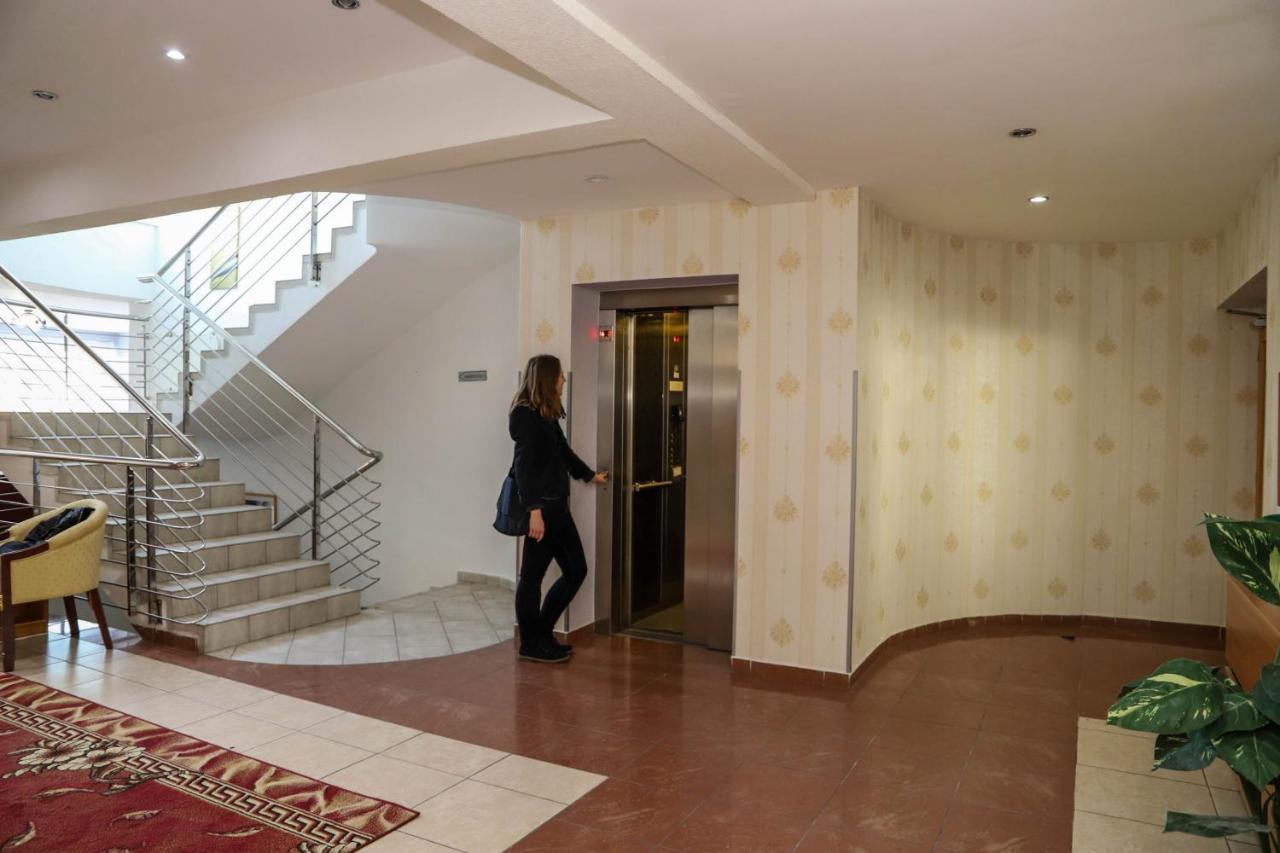 Hotel Zatoka Сенец Экстерьер фото