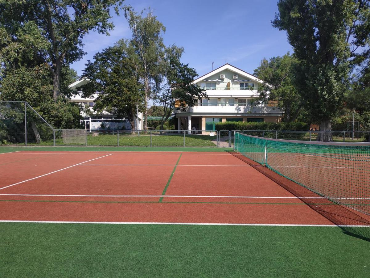 Hotel Zatoka Сенец Экстерьер фото